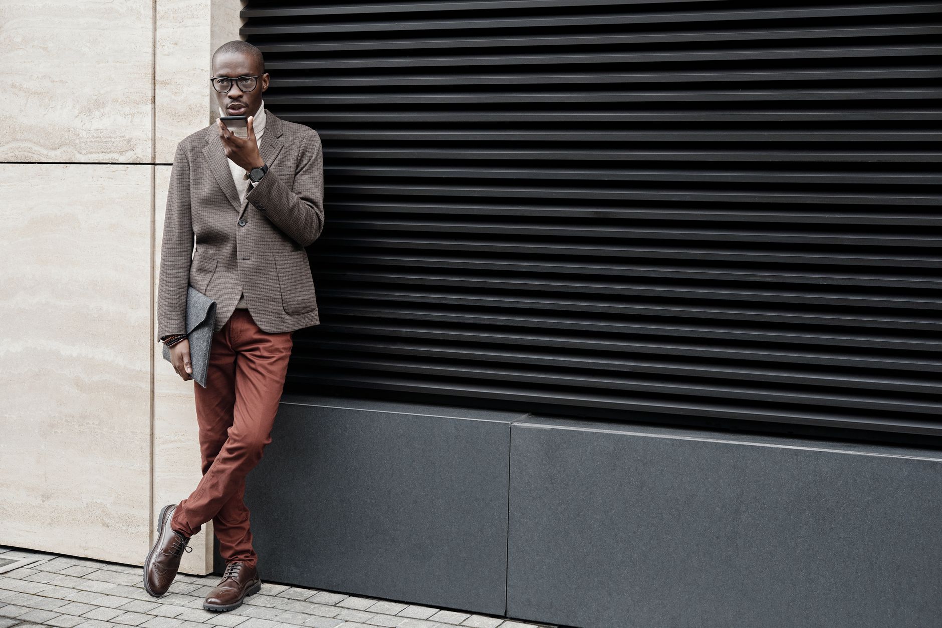 Homme en tenue chic marron avec une montre au poignet