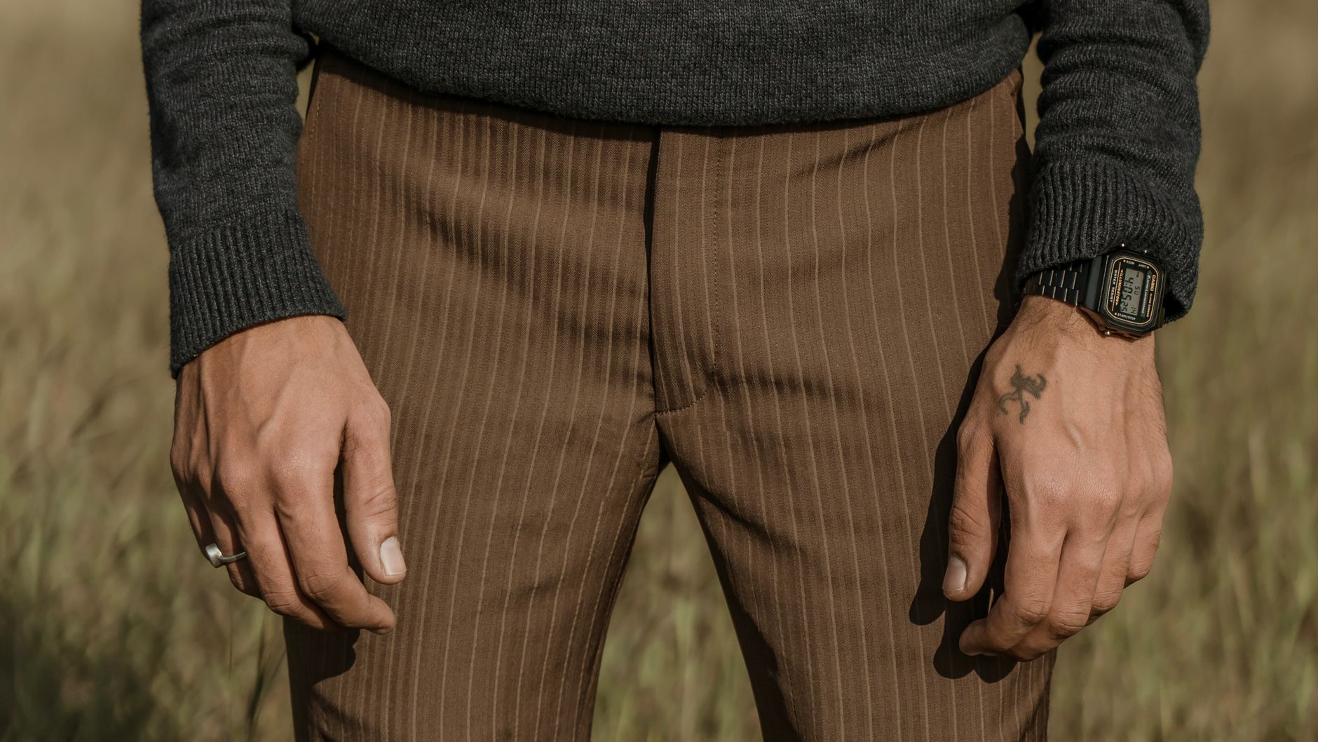 Détail d un pantalon à fines rayures marron porté par un homme