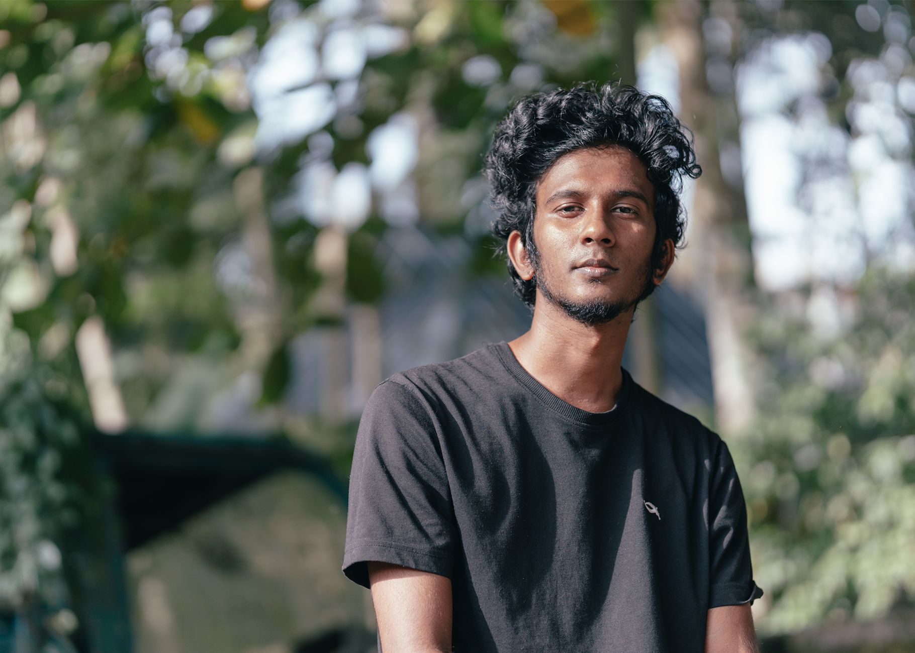 Portrait d'un homme aux cheveux bouclés en lumière naturelle