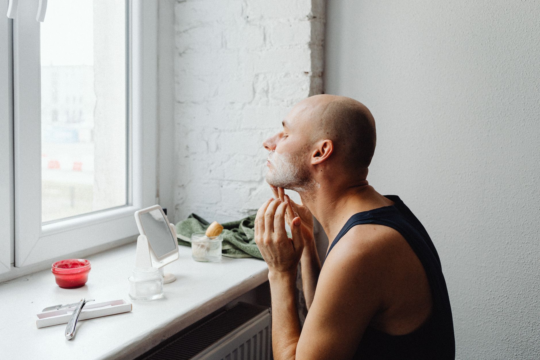Bien se raser le visage : ma méthode sans irritation 3 Rasage au coupe-chou près d une fenêtre