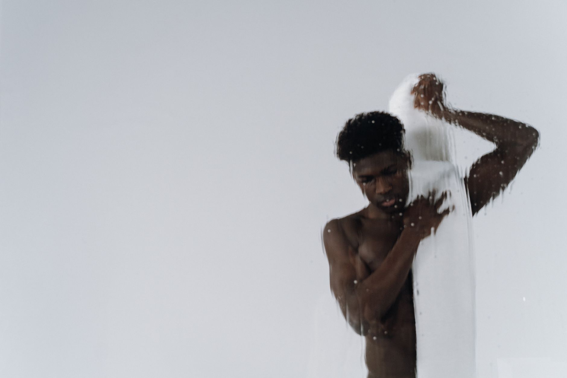 Lave-toi bien les cheveux : la méthode qui marche 4 Homme qui se sèche les cheveux avec une serviette