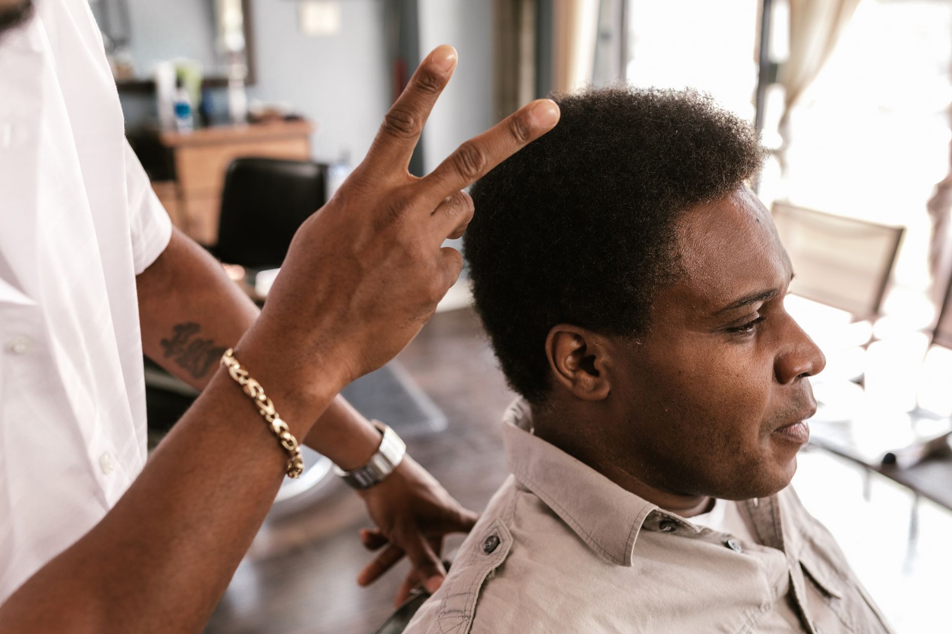 Barbier qui coiffe les cheveux crépus d’un client