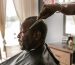 Homme senior en train de se faire couper les cheveux chez le barbier