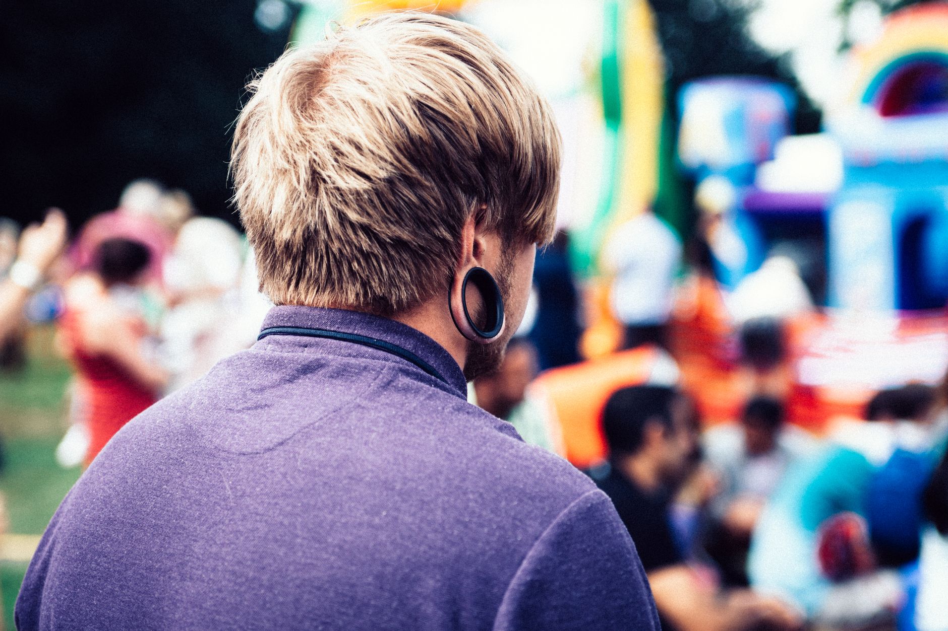 Homme vu de dos aux cheveux courts blond foncé