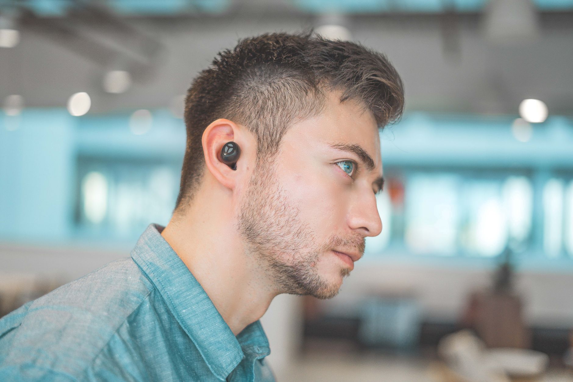 Homme de profil aux cheveux raides courts et texturés