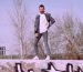 Homme en jean et veste en denim dans la rue