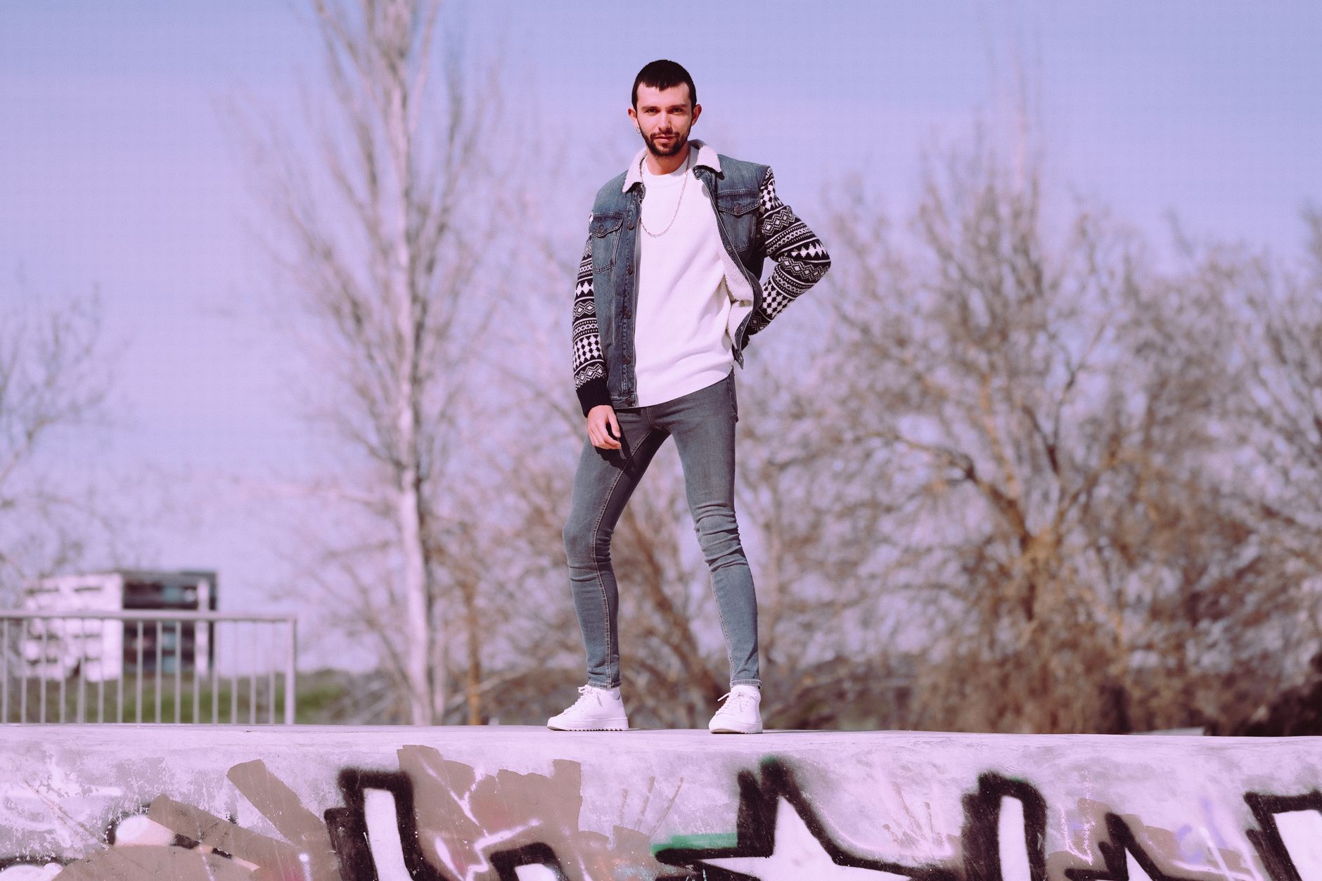 Quel jean pour quelle morphologie quand tu es un homme ? 1 Homme en jean et veste en denim dans la rue