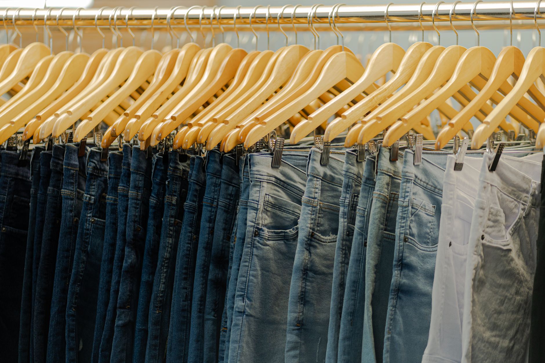Jeans suspendus sur des cintres en bois