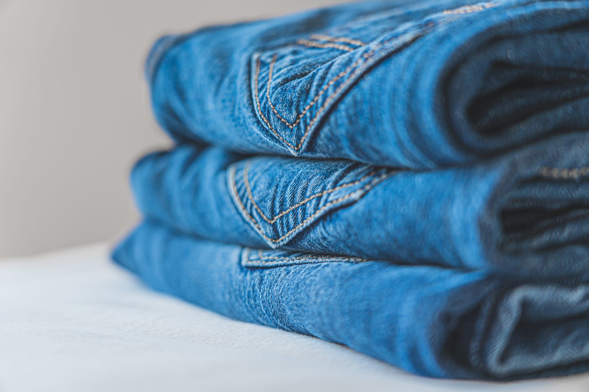 Pile de jeans en denim pliés
