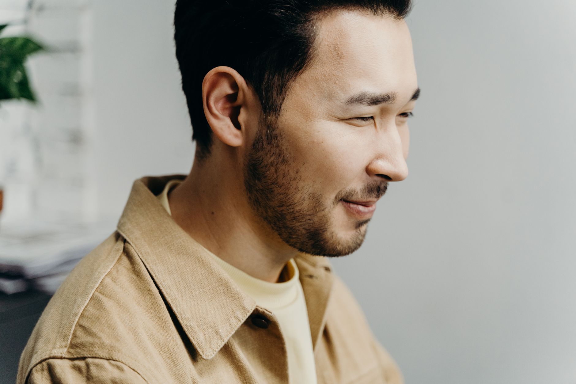 Homme de profil à la barbe courte et aux contours naturels