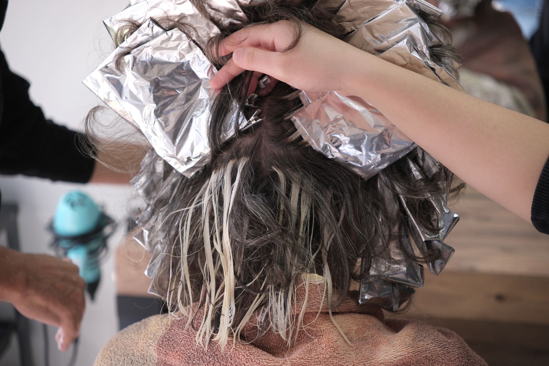 Mèches enveloppées de papier aluminium chez le coiffeur