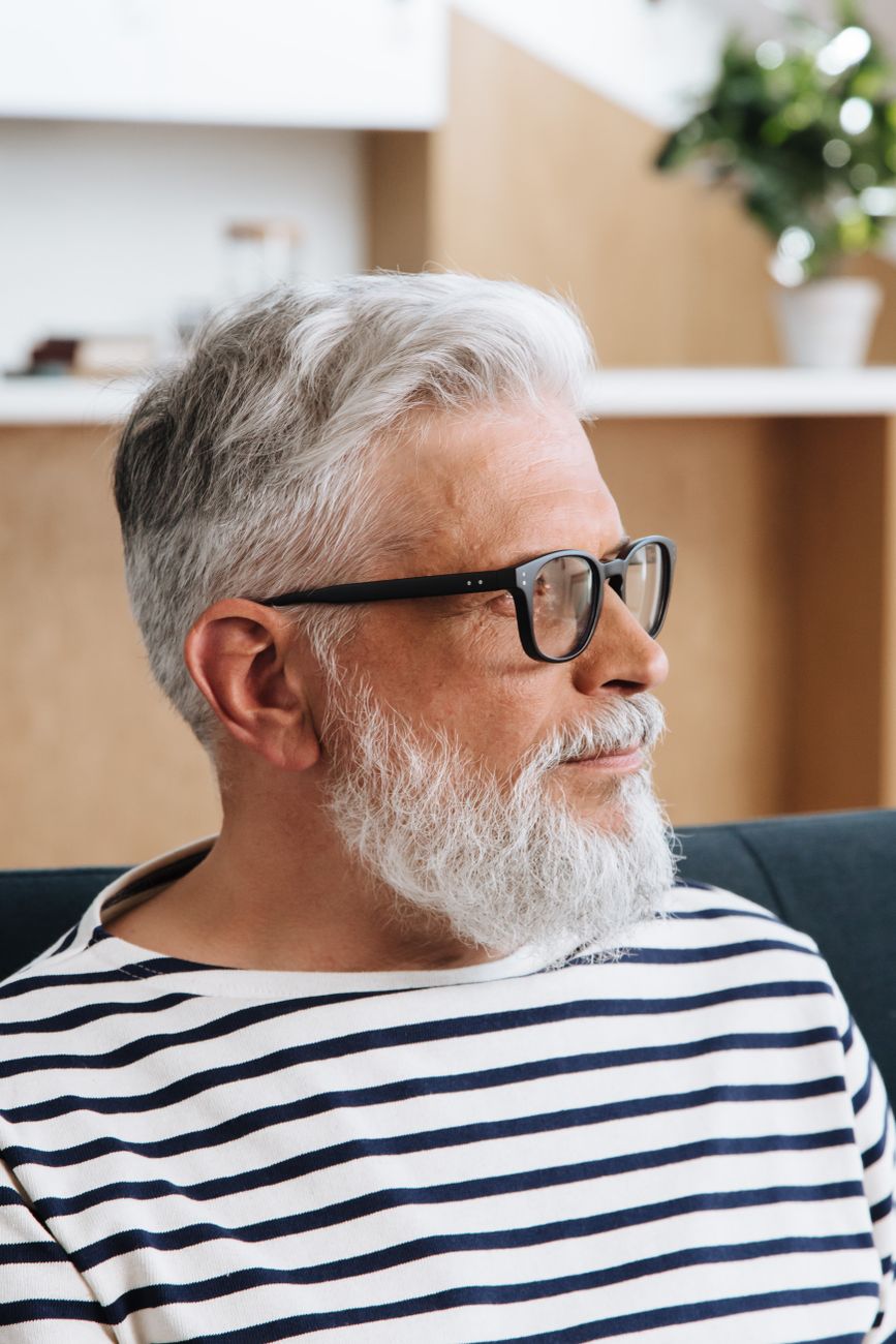 Homme à la barbe blanche courte et aux lunettes noires, pull marin