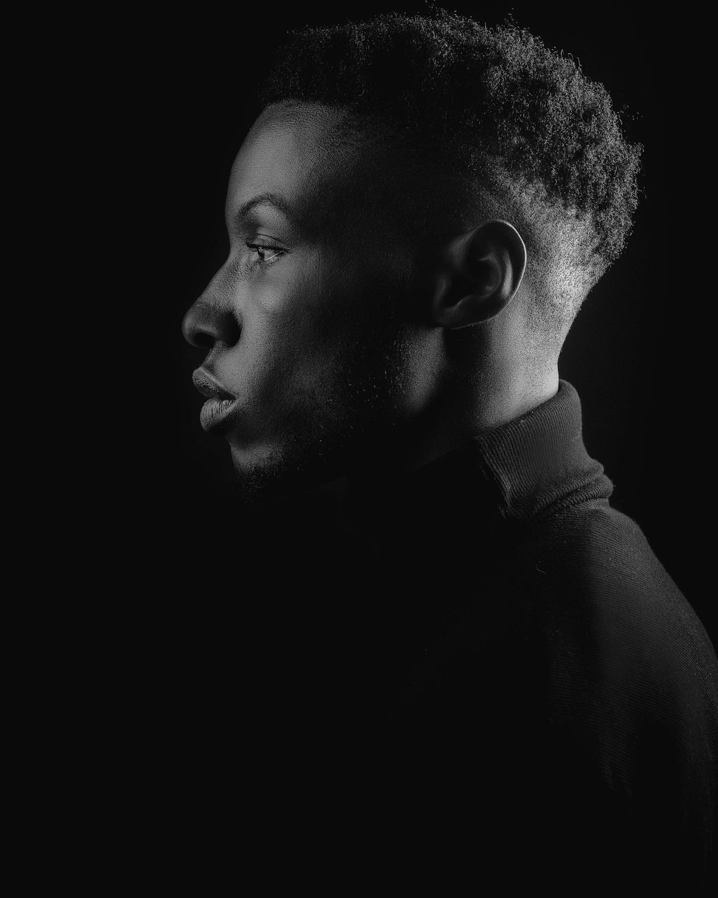 Homme de profil en noir et blanc, dessus texturé et dégradé sur les côtés