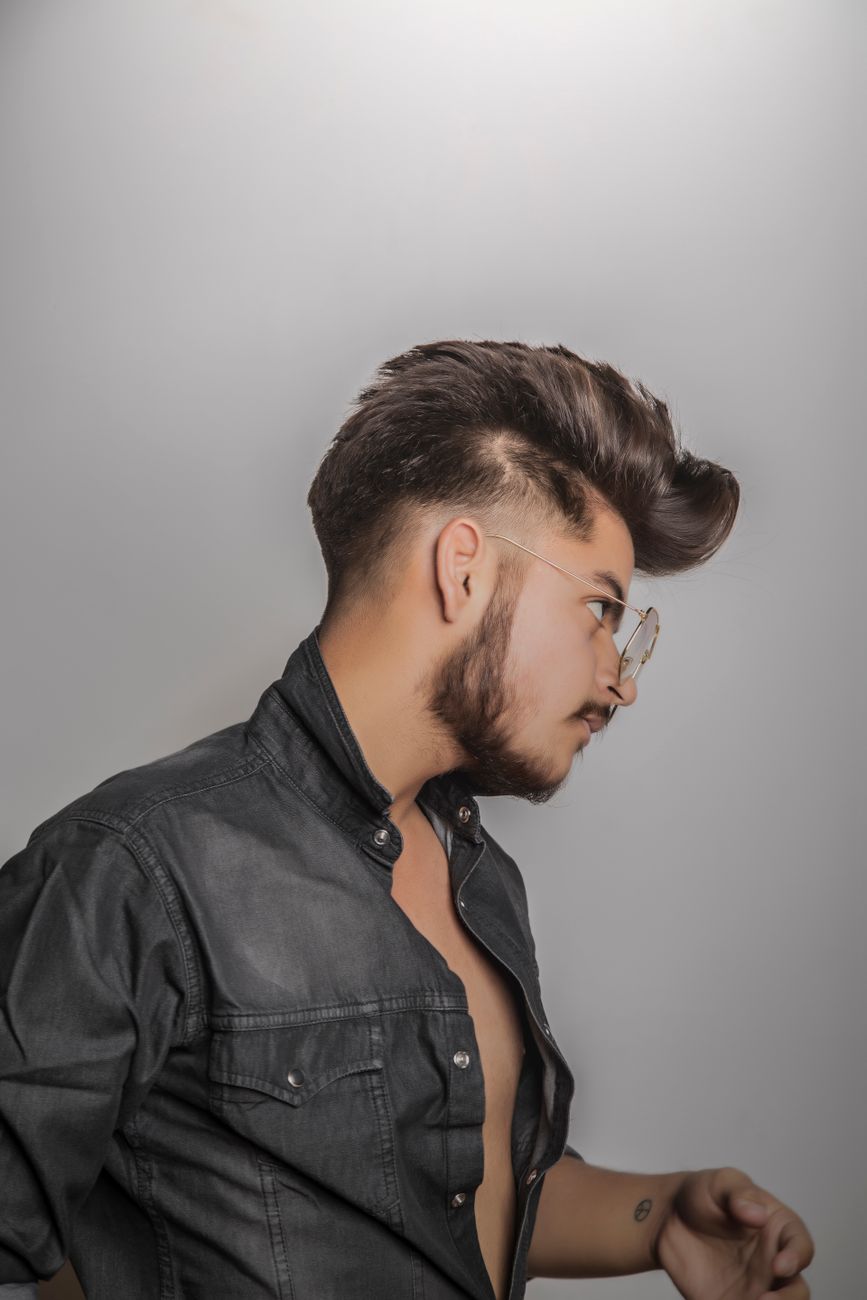 Homme de profil, dessus relevé en volume vers l'avant et barbe courte, veste en cuir