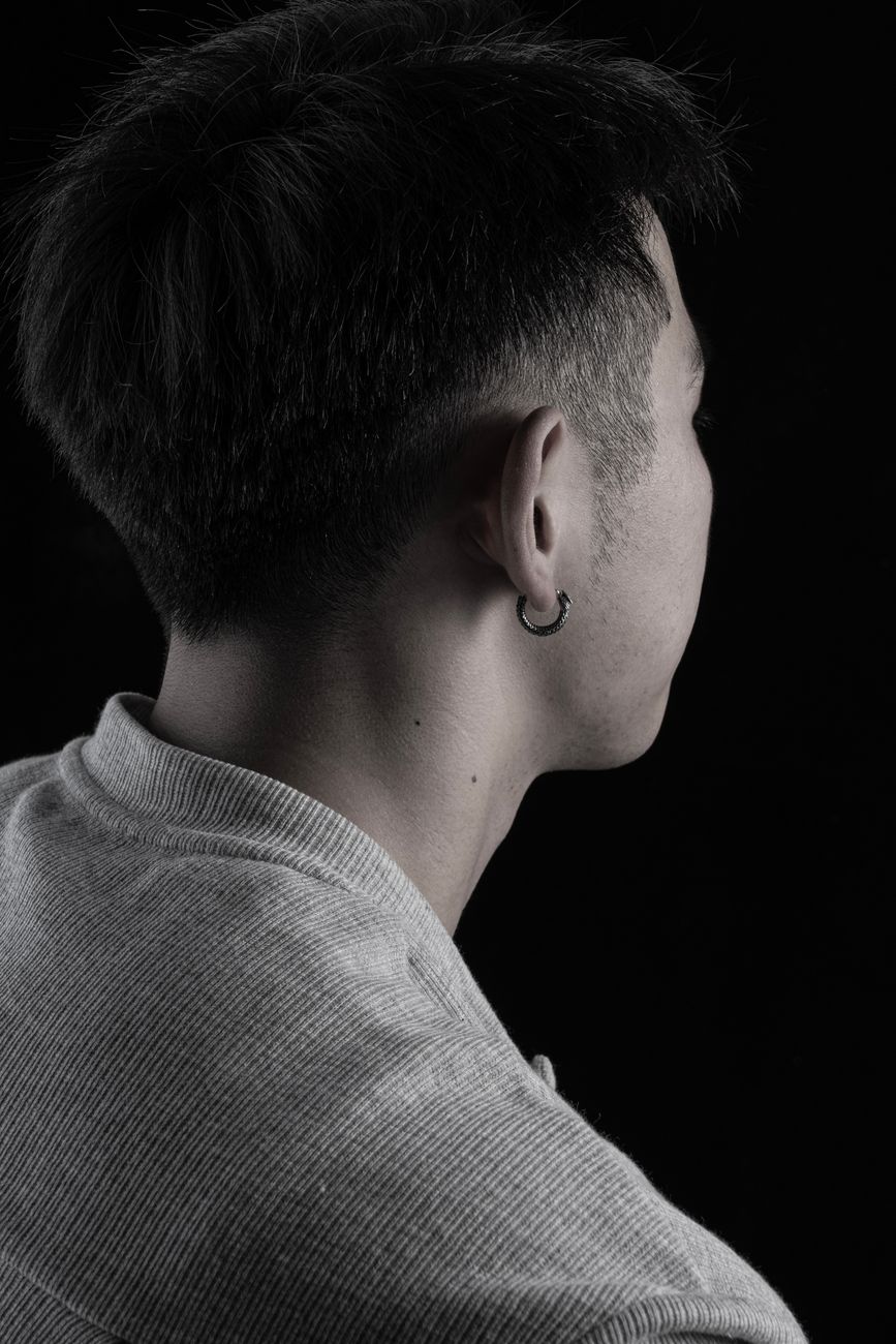Homme de profil, fondu court derrière l'oreille, sur fond noir