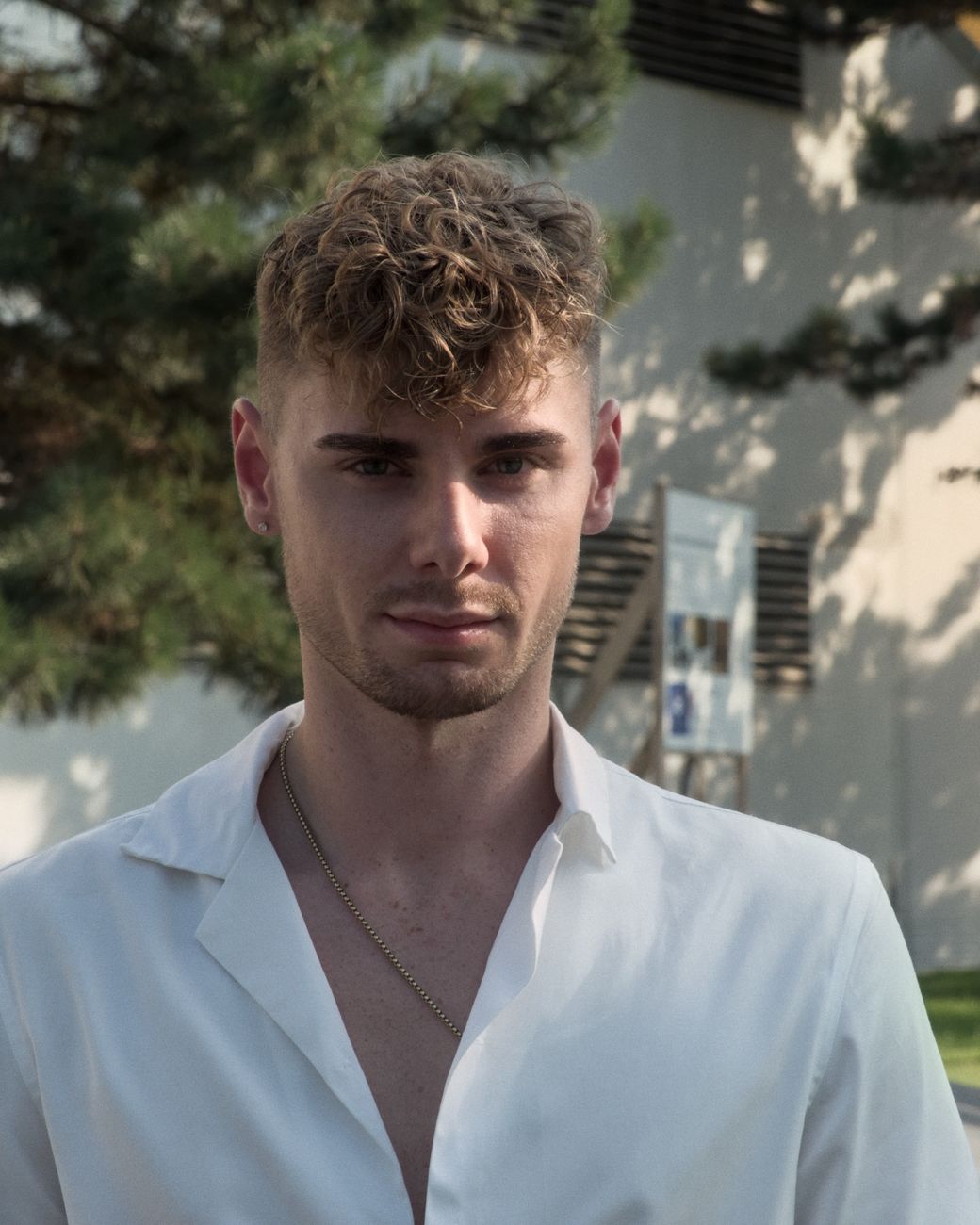 Homme au crop texturé, frange courte décoiffée et côtés en dégradé, chemise blanche