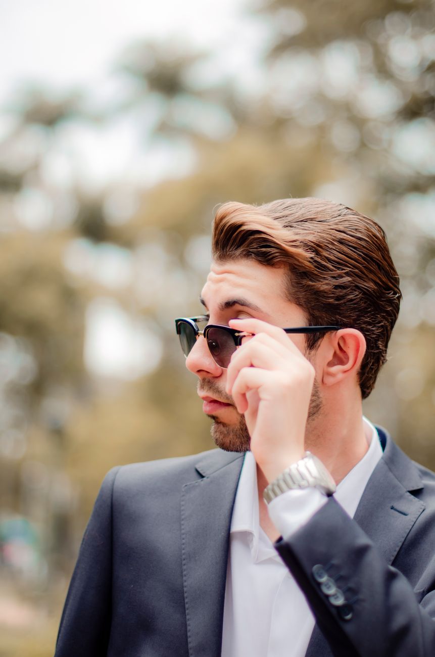 Homme de profil aux cheveux plaqués en arrière et lunettes de soleil