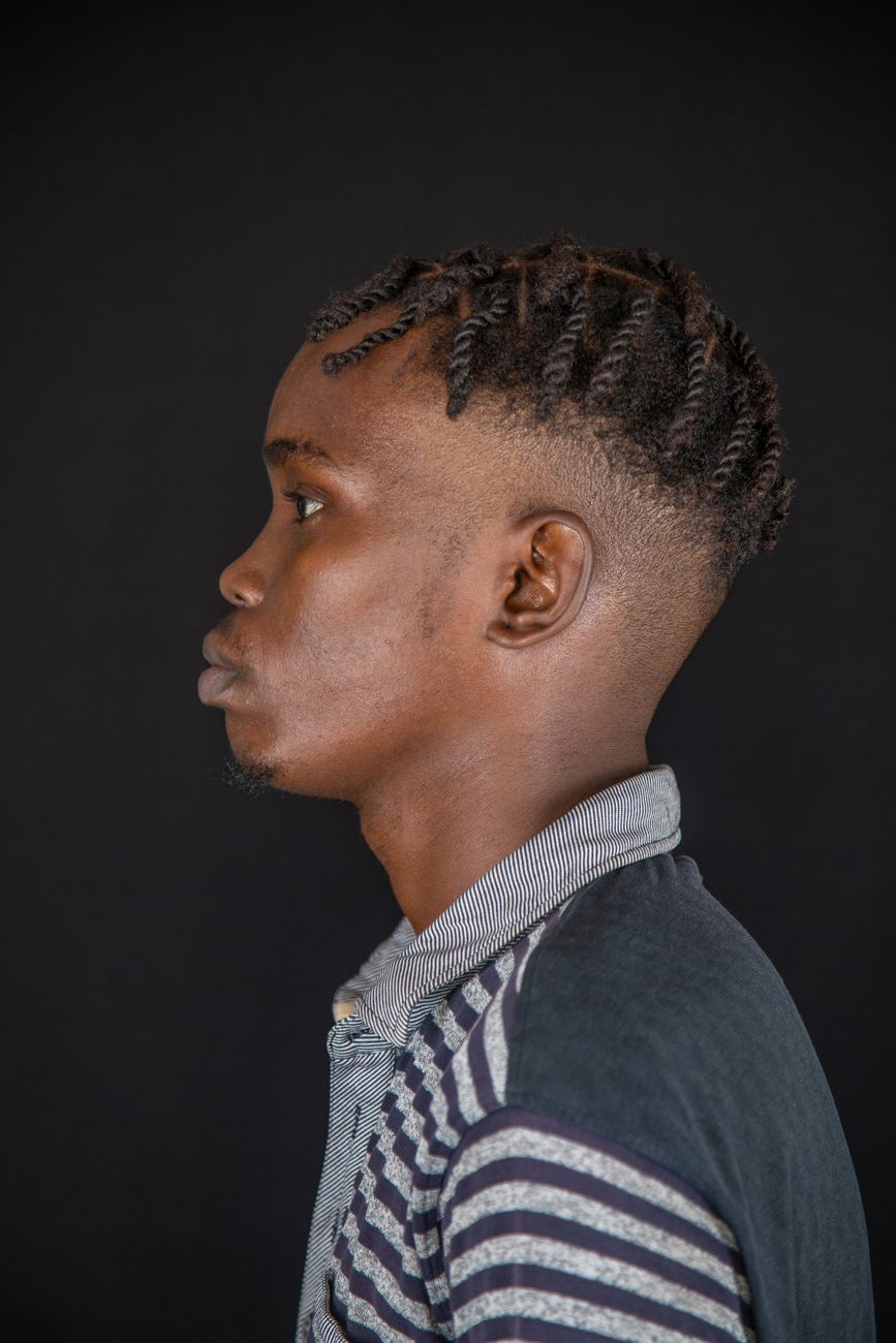 Jeune homme de profil, tresses collées sur le dessus et côtés dégradés