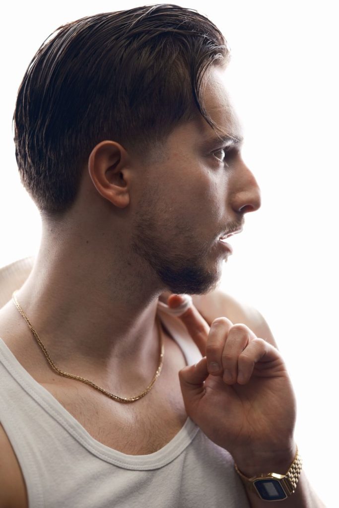 Homme de profil, côtés très courts et dessus long plaqué en arrière