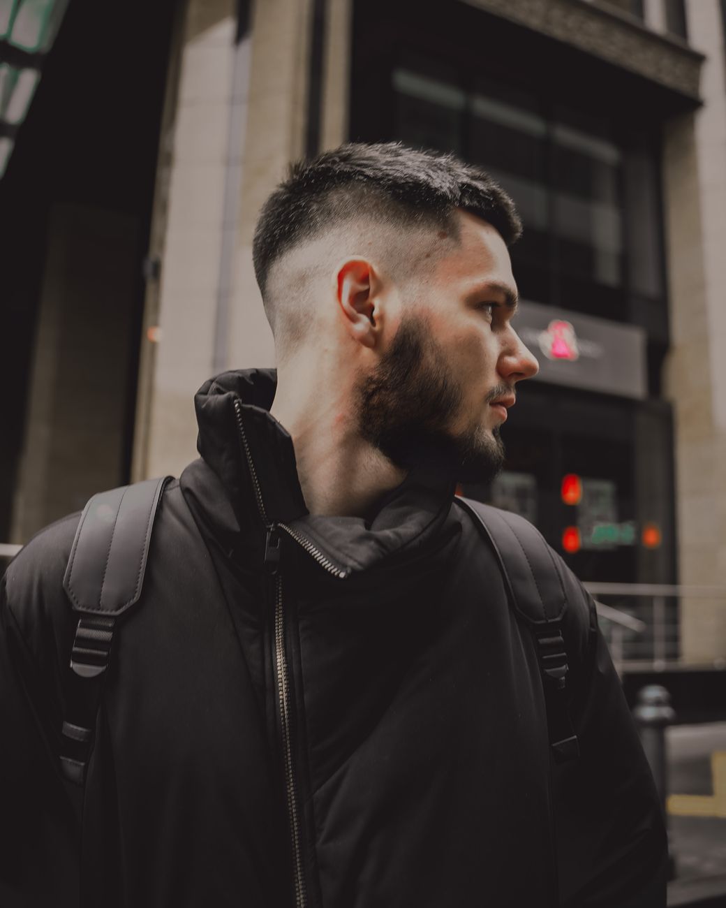 Homme barbu de profil, côtés très courts et dessus ramené en arrière