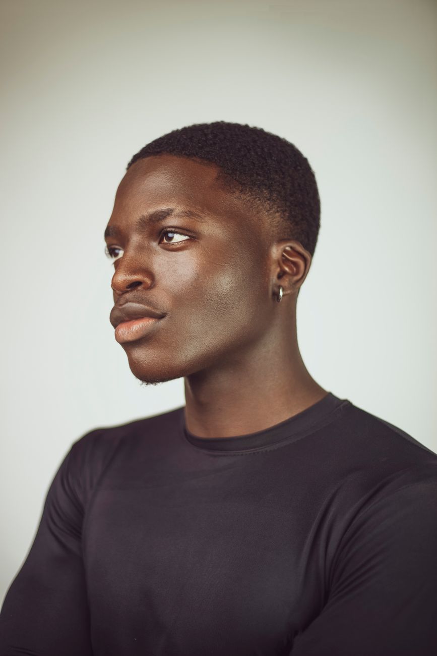 Jeune homme noir de profil aux cheveux courts et au contour net