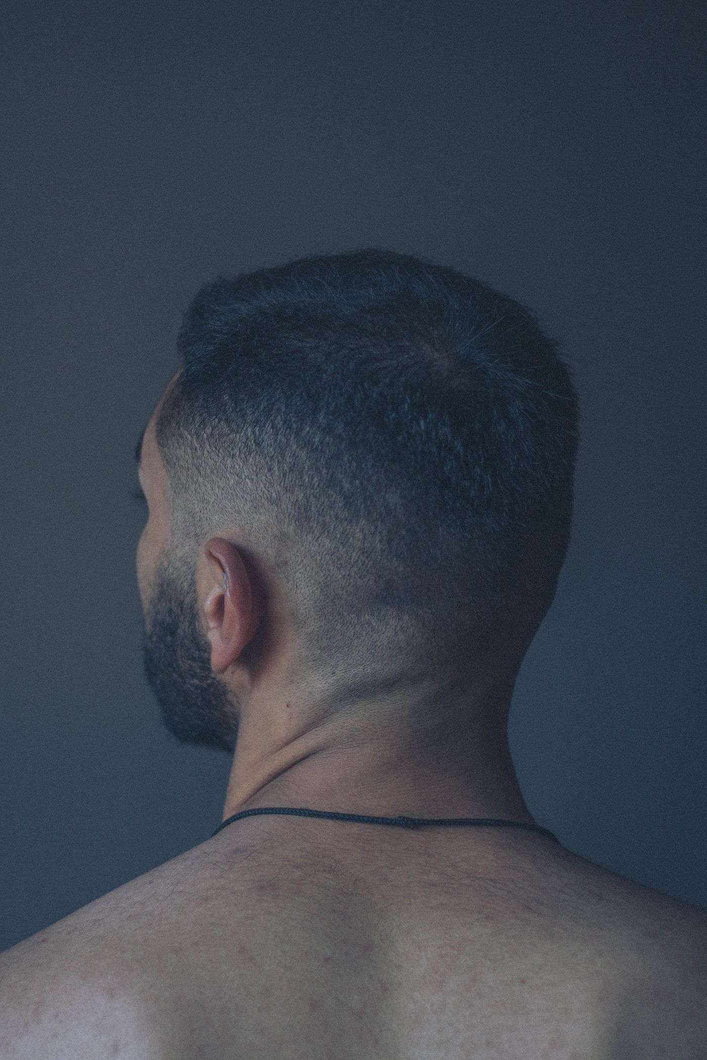 Arrière du crâne d'un homme au dégradé court, nuque nette et dessus de quelques centimètres