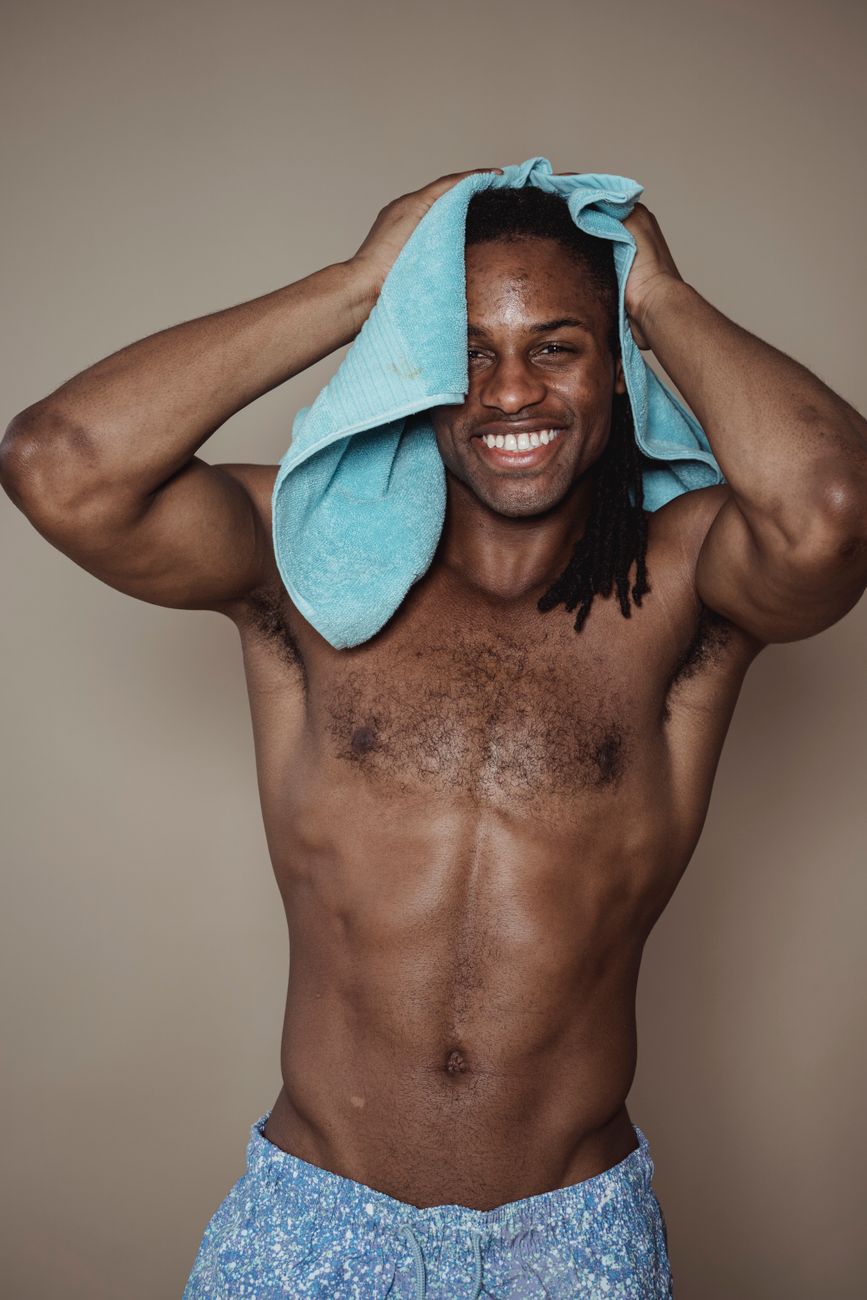 Homme souriant qui se sèche les cheveux avec une serviette